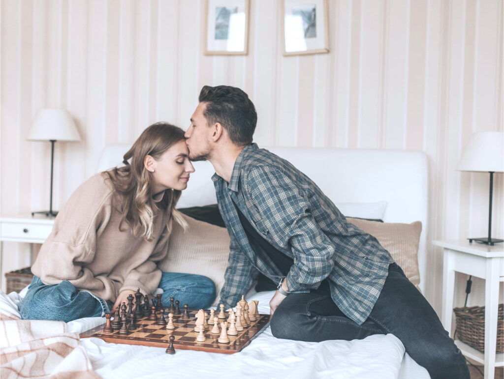 Para gra w szachy na łóżku