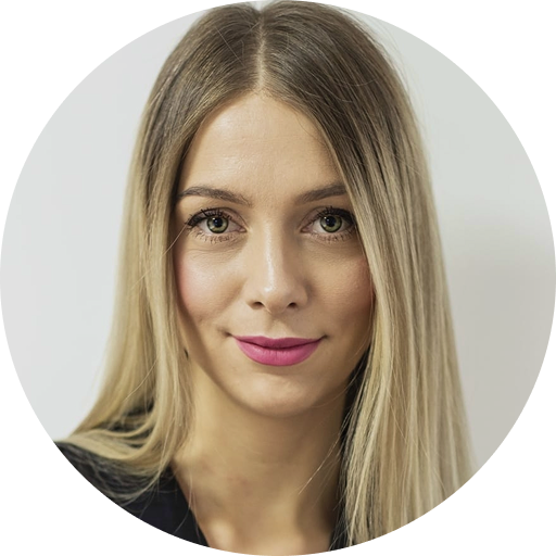 Paulina Stępniewska, kobieta z jasnymi, prostymi włosami do ramion, zielonymi oczami i różową pomadką, o spokojnym i przyjaznym wyrazie twarzy na jasnym, neutralnym tle w kształcie koła